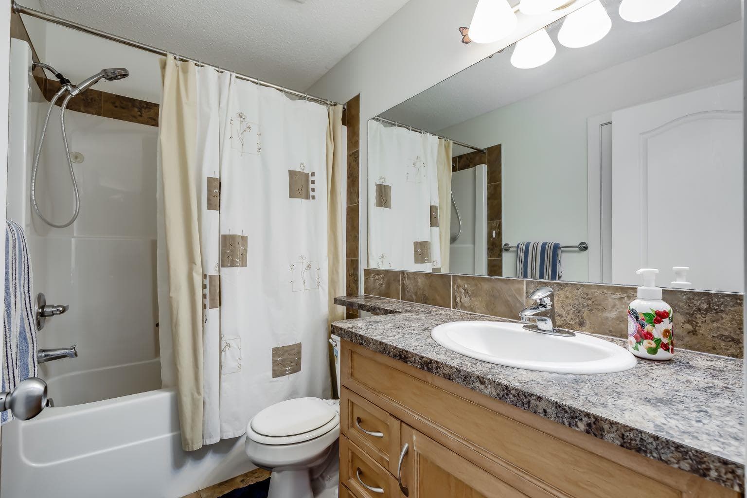 7008, 2370 Bayside Road SW