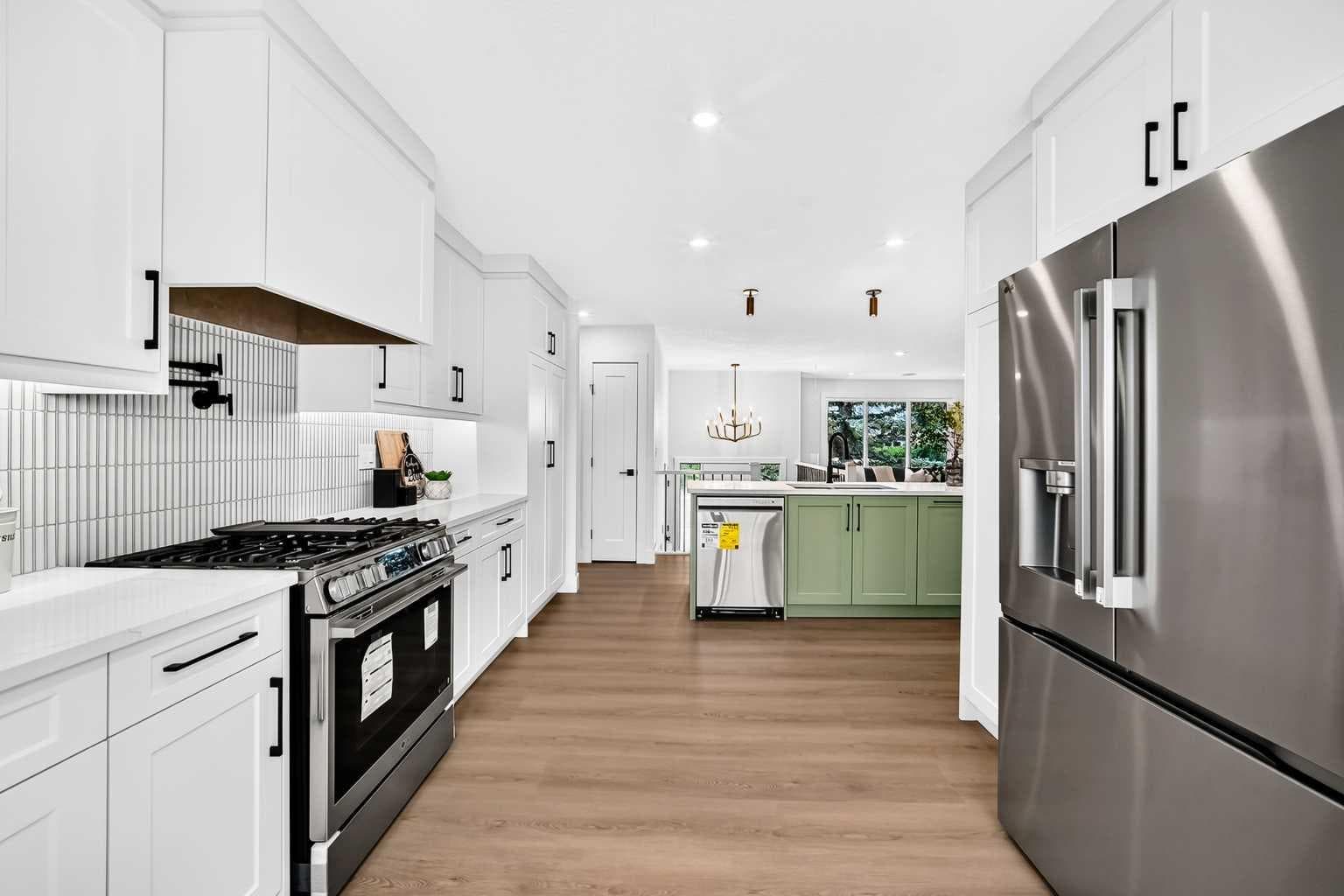 307 Silverthorn Way NW