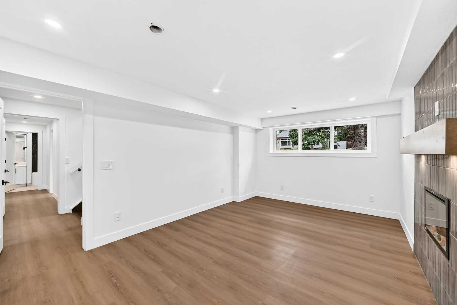 307 Silverthorn Way NW