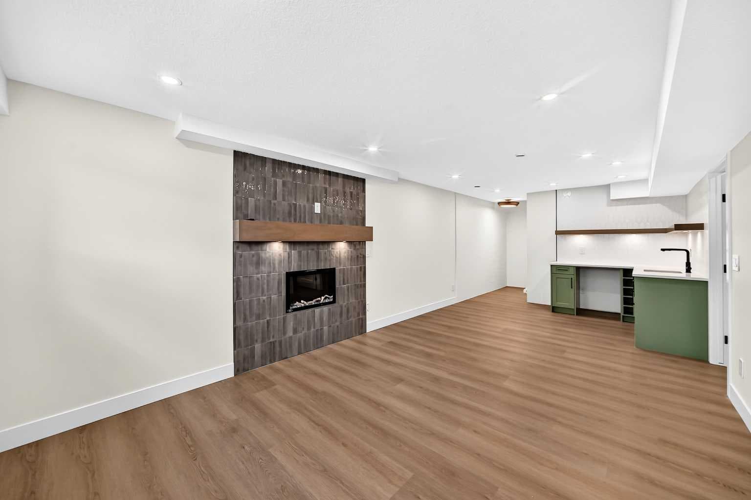 307 Silverthorn Way NW