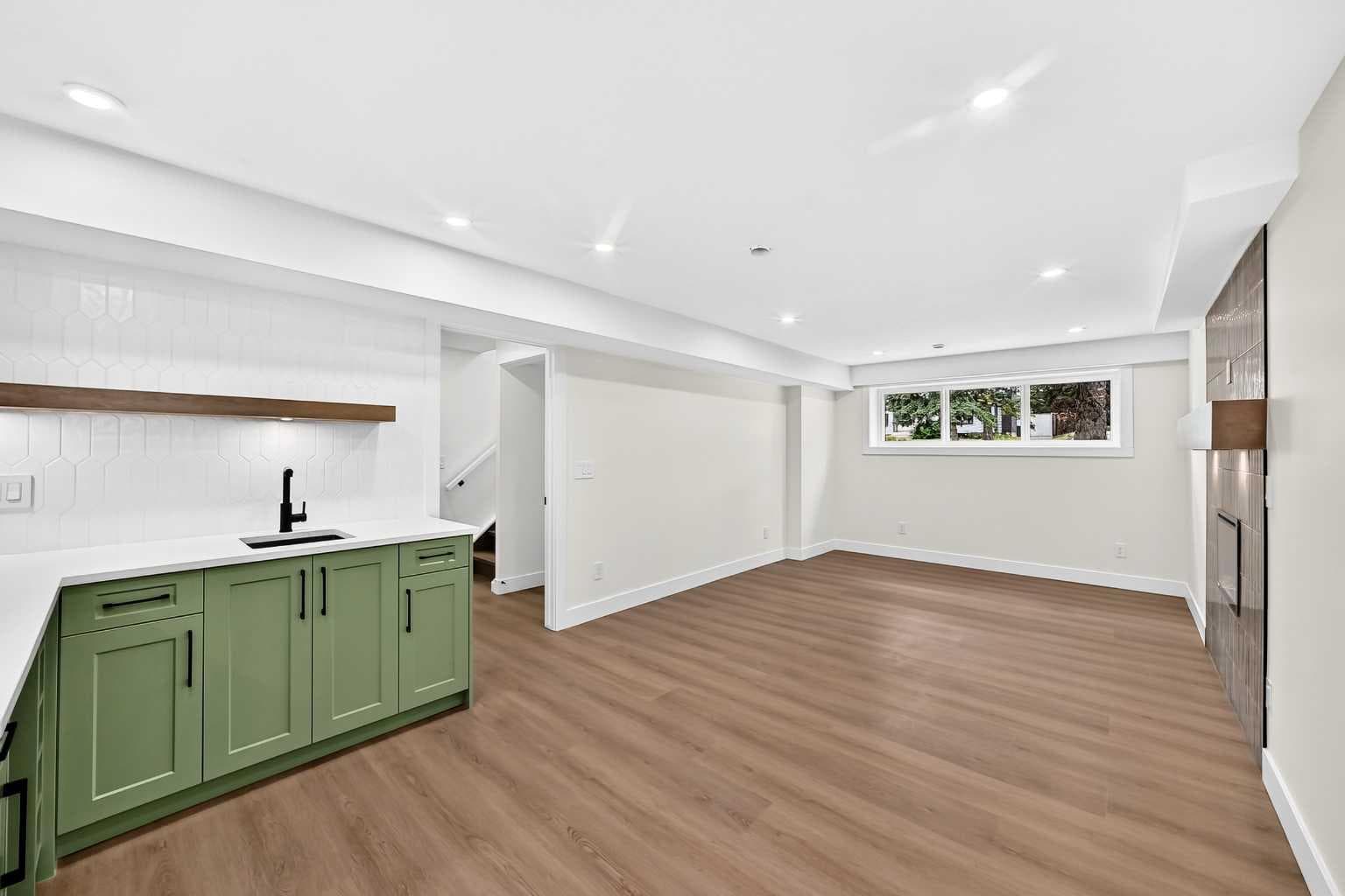 307 Silverthorn Way NW