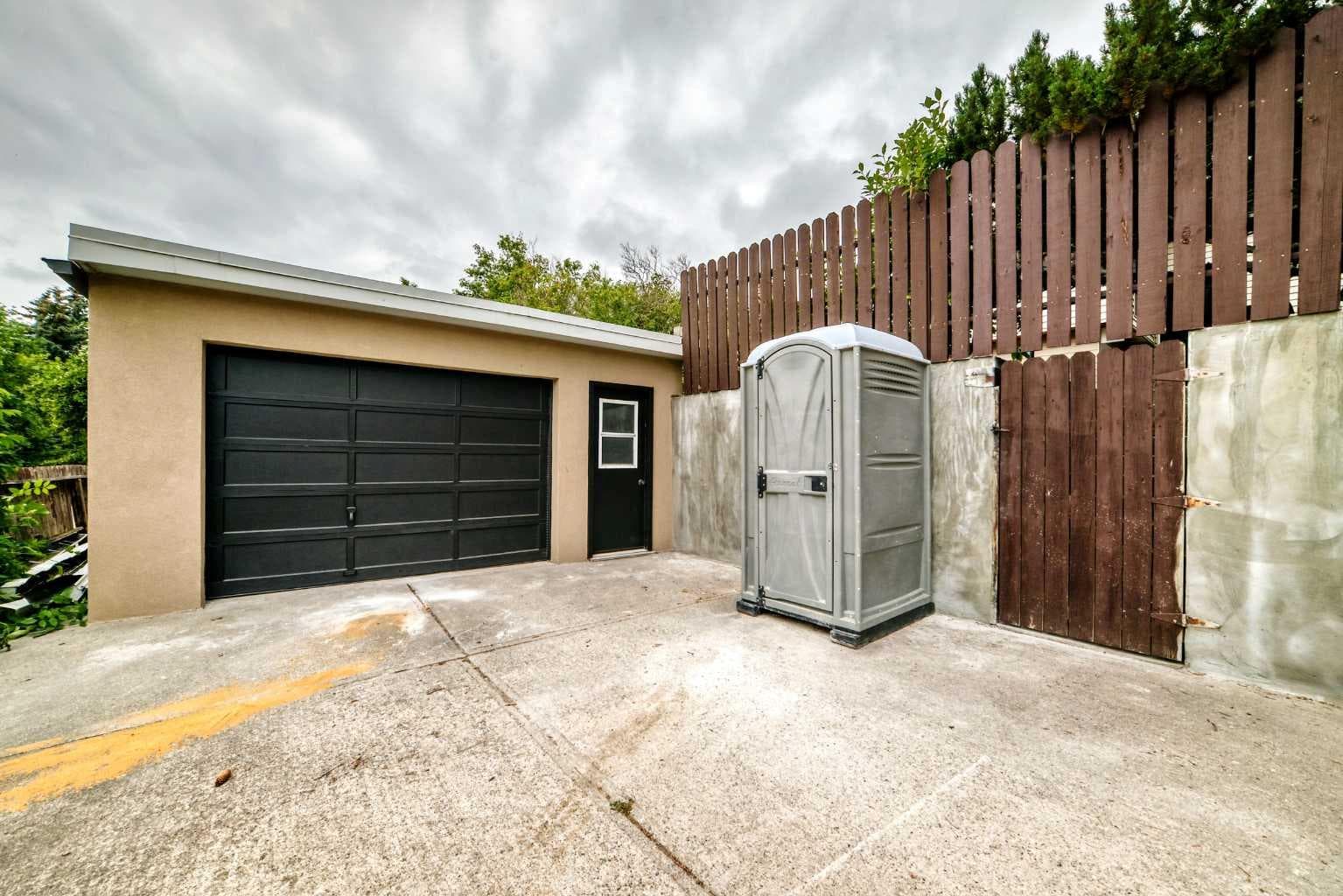307 Silverthorn Way NW