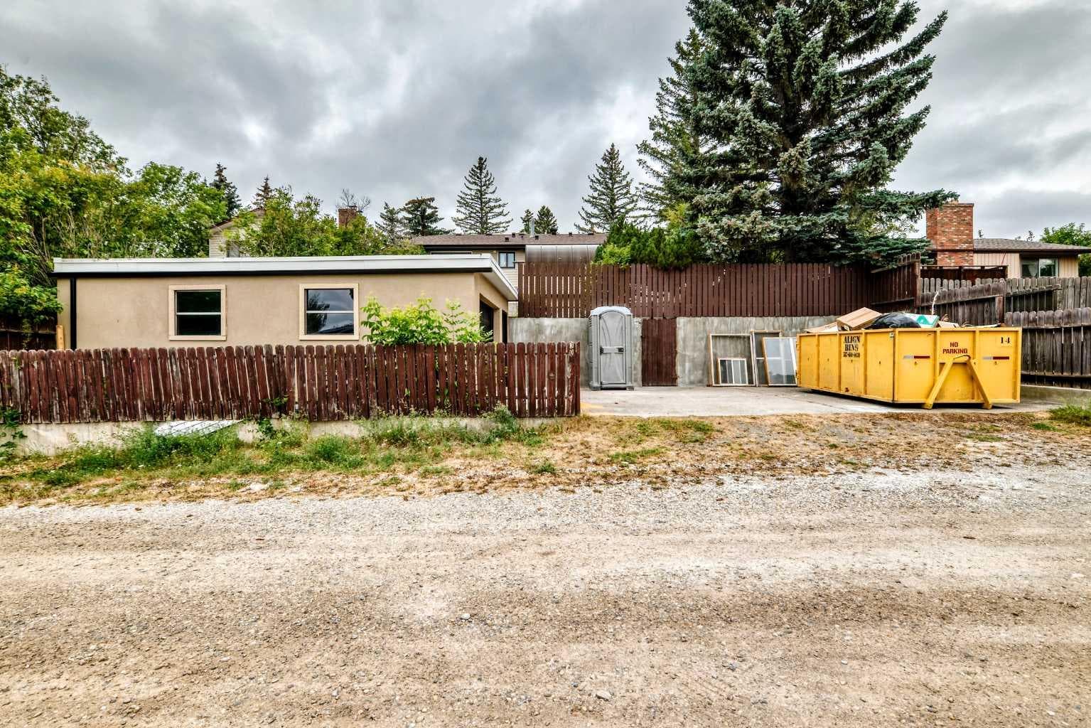 307 Silverthorn Way NW