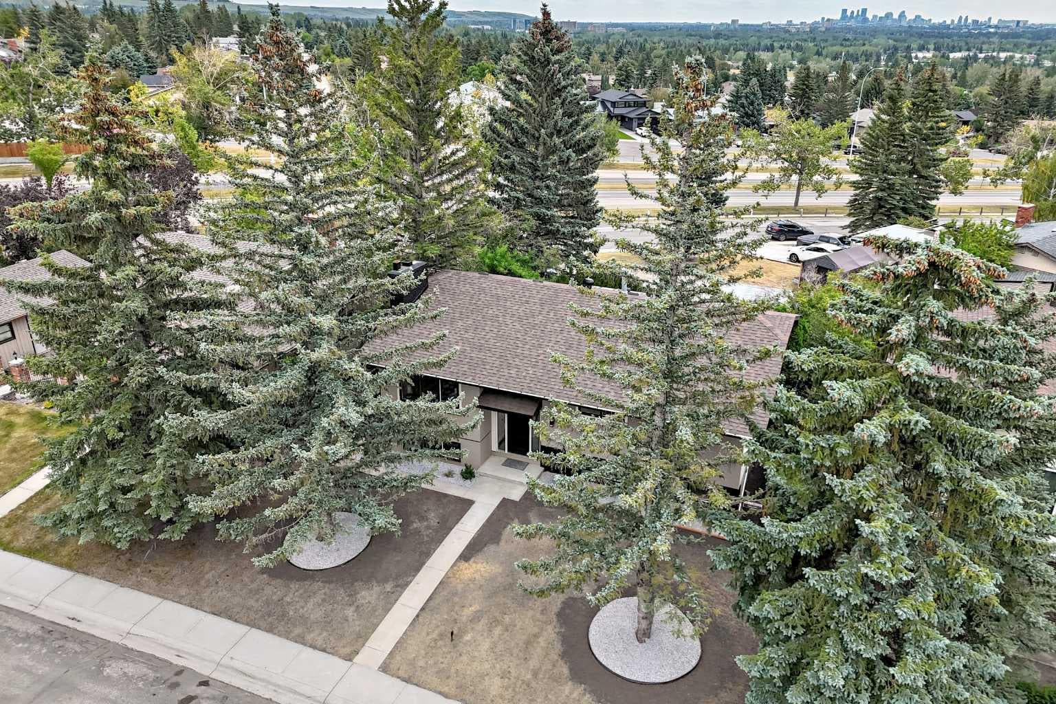 307 Silverthorn Way NW