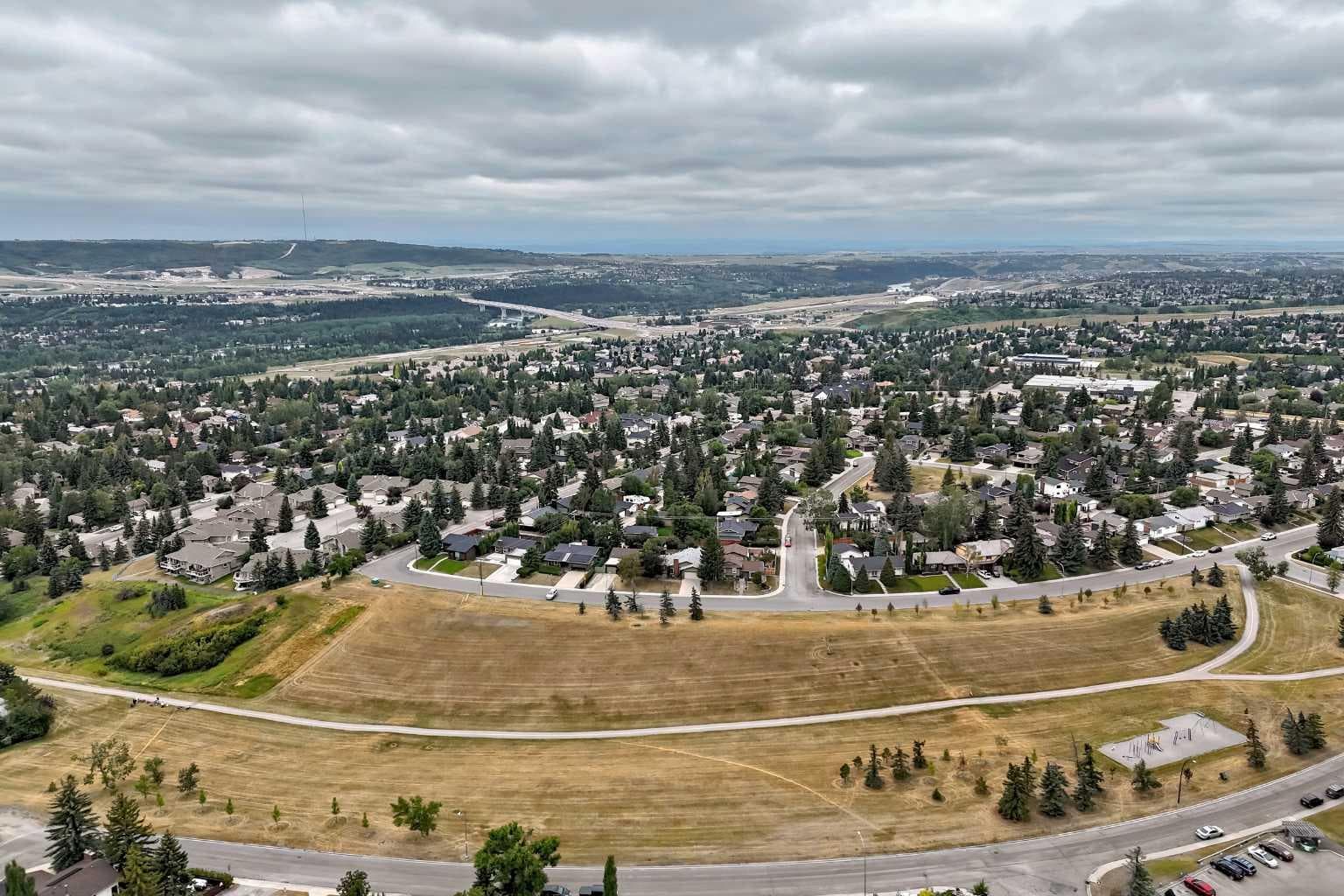 307 Silverthorn Way NW