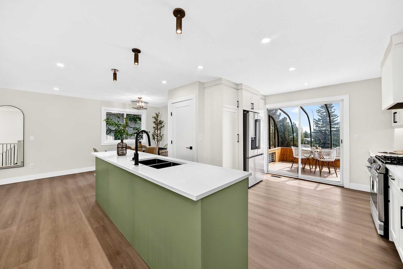 307 Silverthorn Way NW