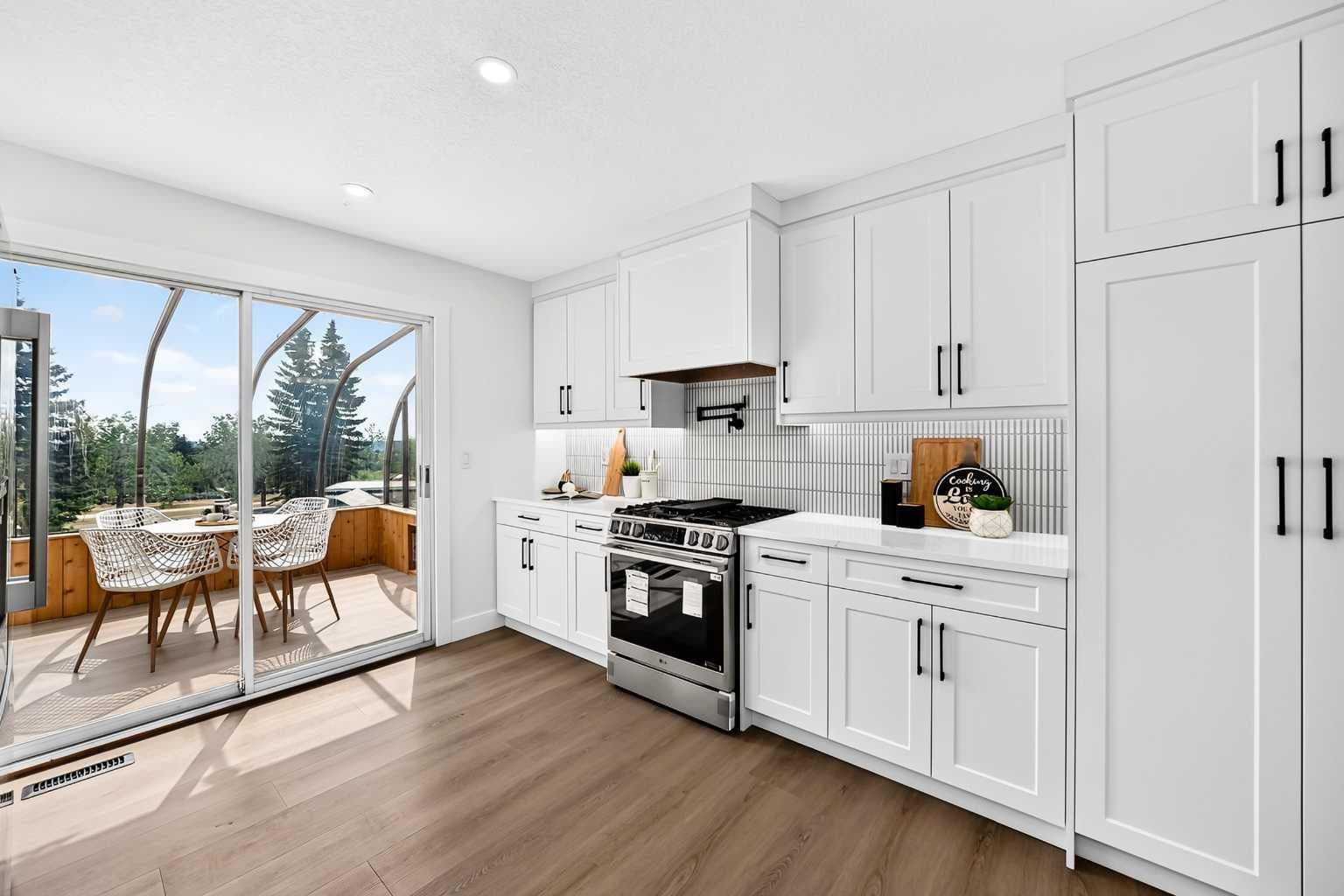 307 Silverthorn Way NW