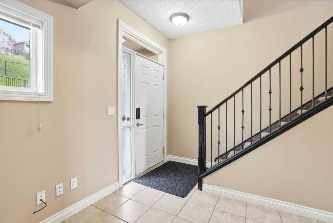 11, 148 Rockyledge View NW