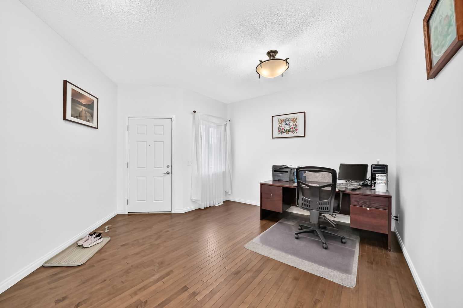 212 ASPENMERE Close 