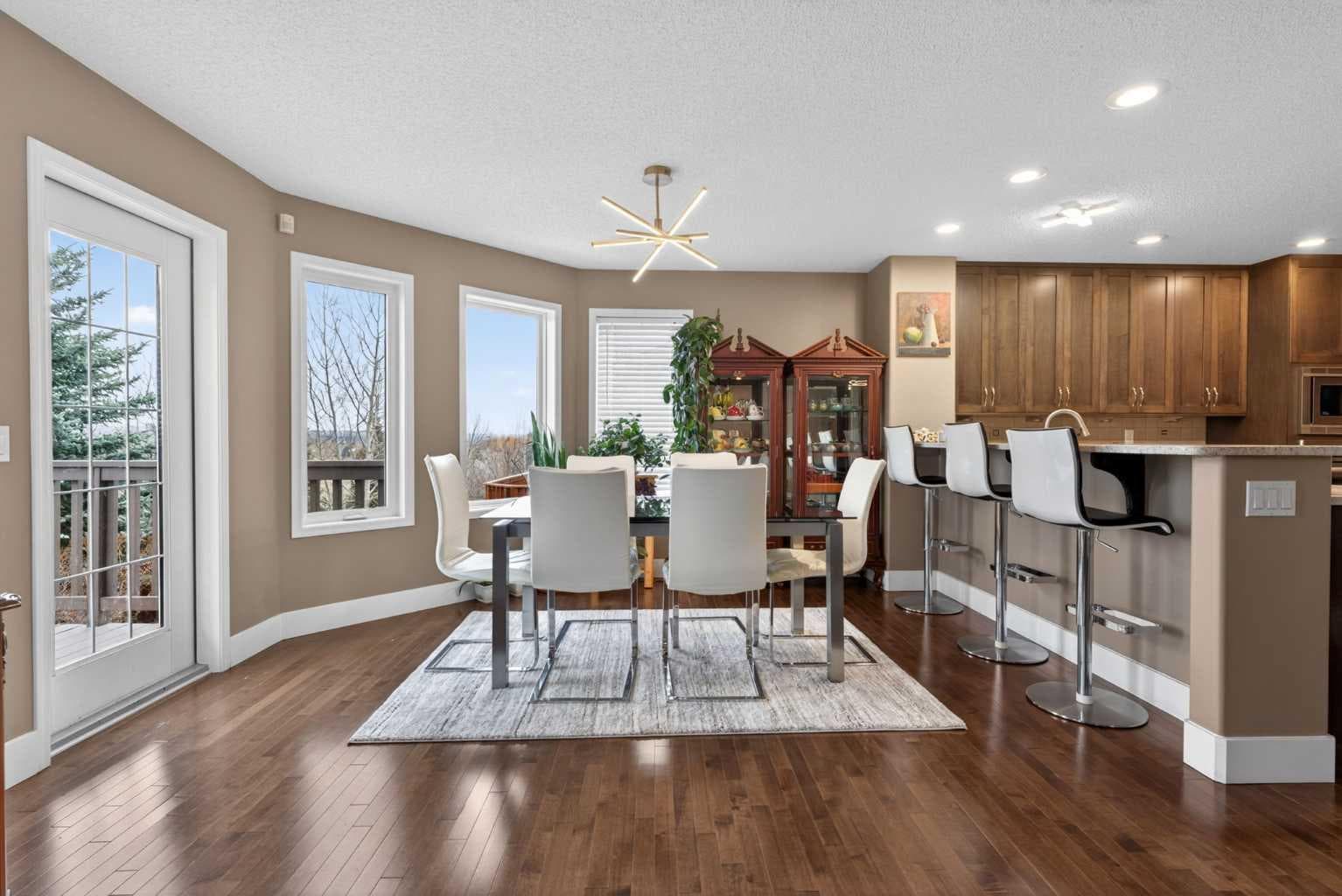 111 Valley Ponds Crescent NW