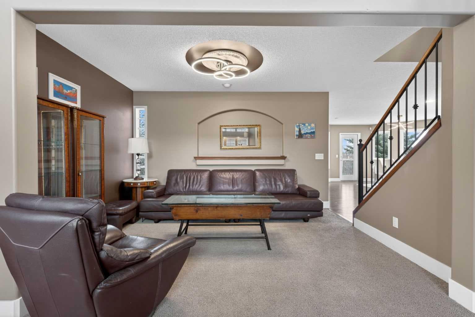 111 Valley Ponds Crescent NW