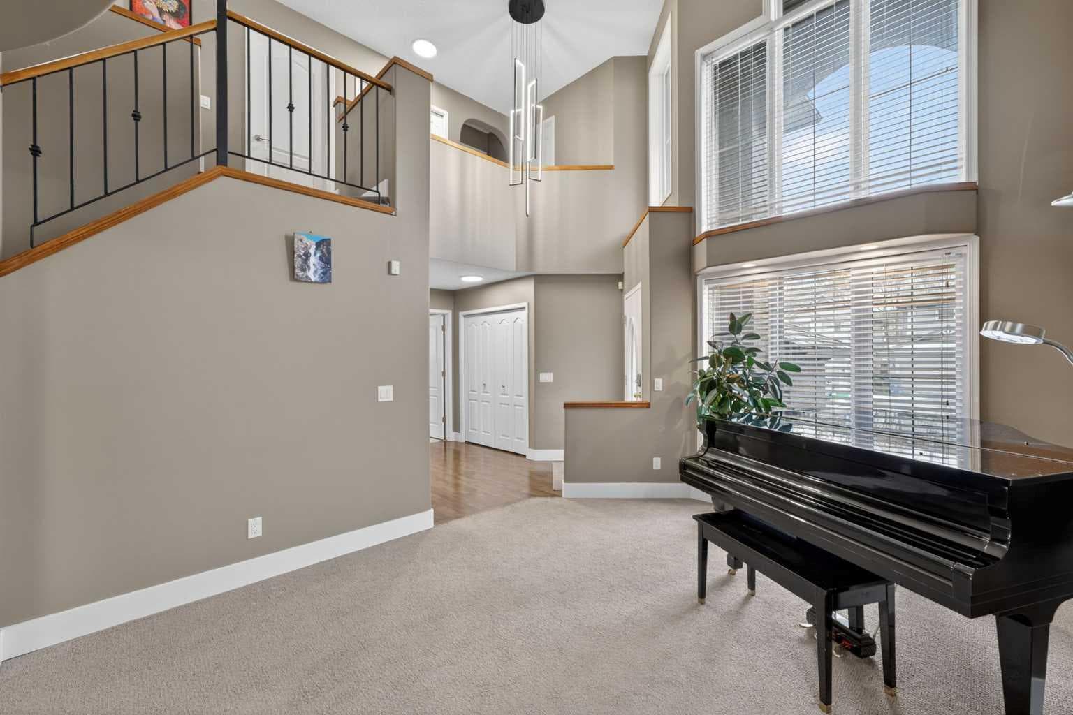 111 Valley Ponds Crescent NW