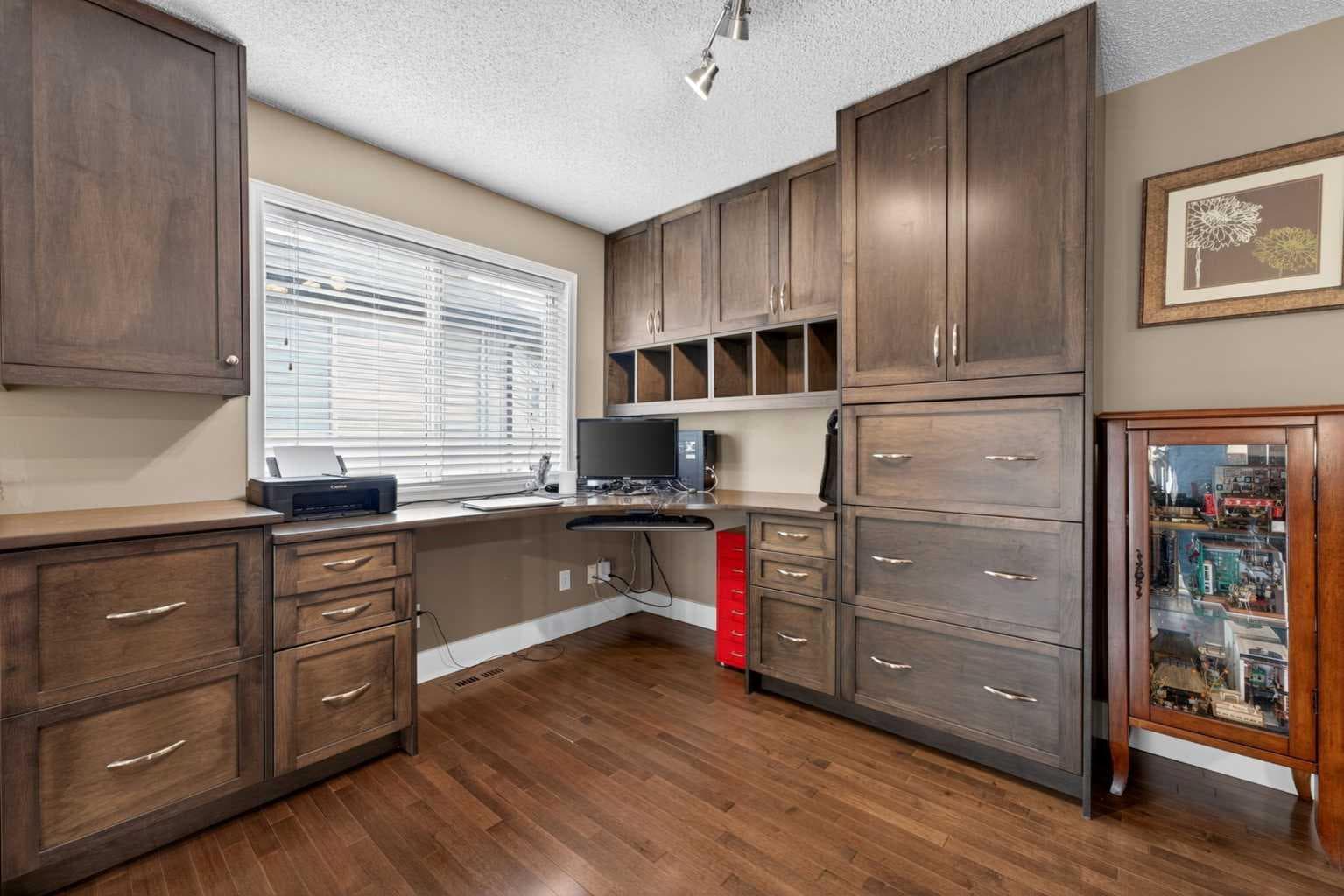 111 Valley Ponds Crescent NW