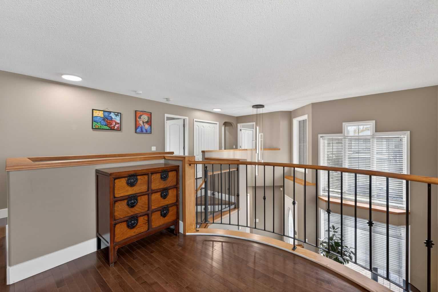 111 Valley Ponds Crescent NW