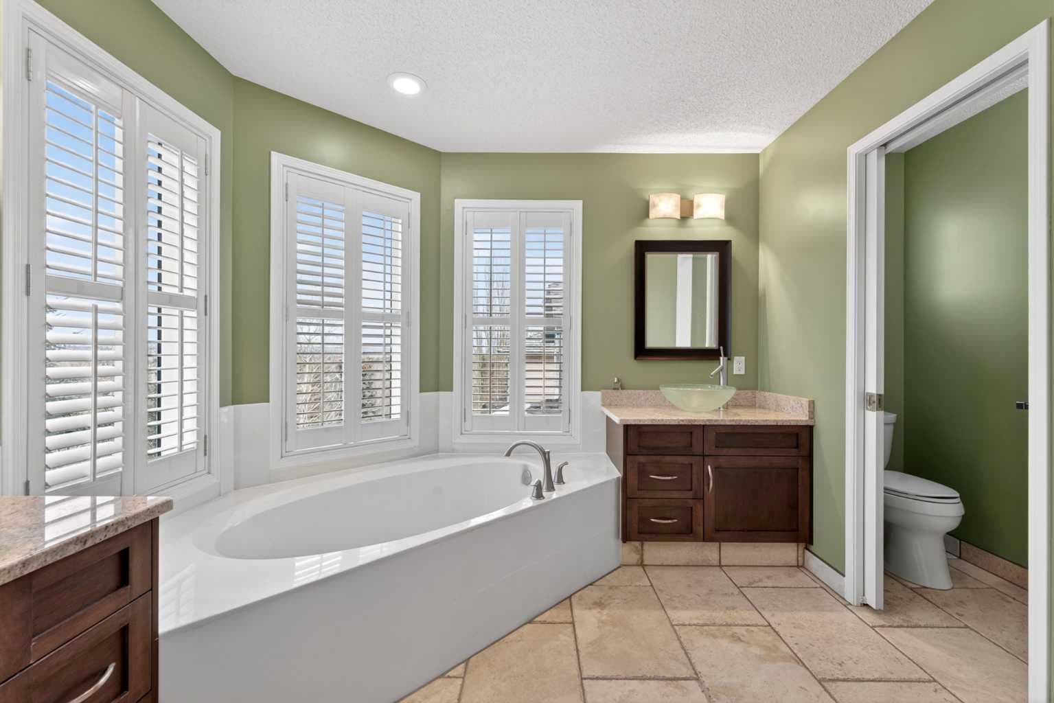 111 Valley Ponds Crescent NW