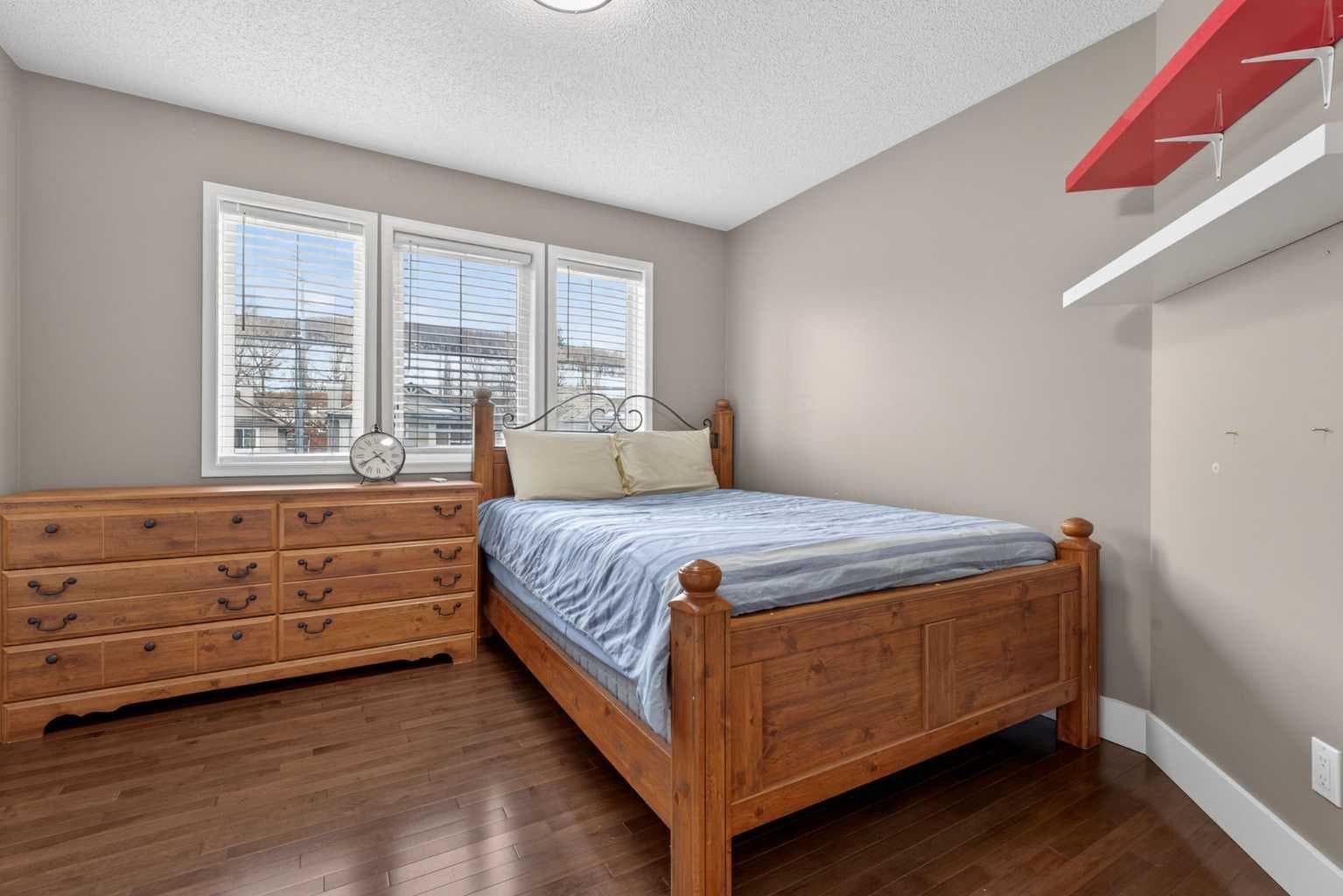 111 Valley Ponds Crescent NW