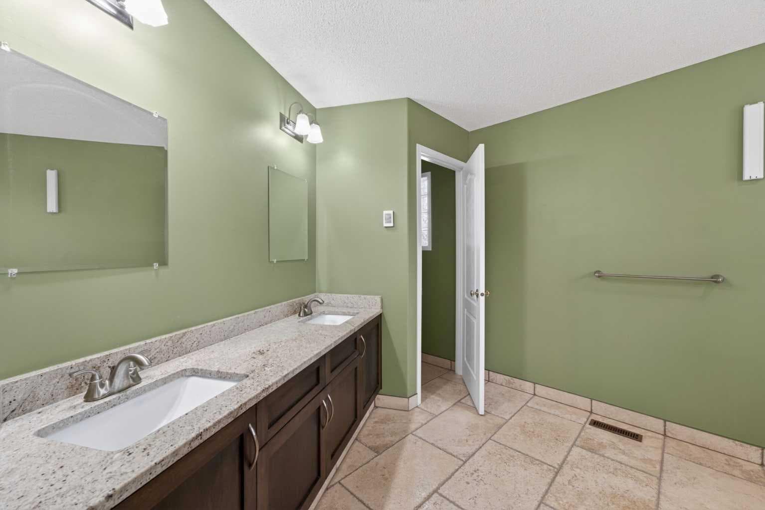 111 Valley Ponds Crescent NW
