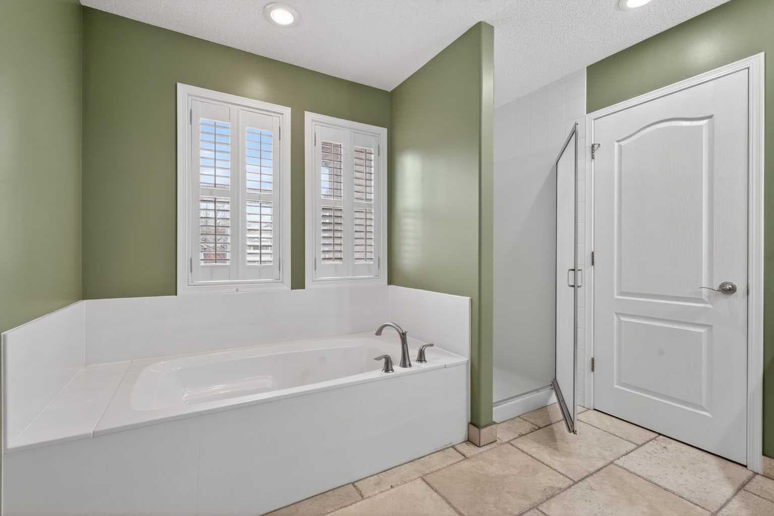 111 Valley Ponds Crescent NW