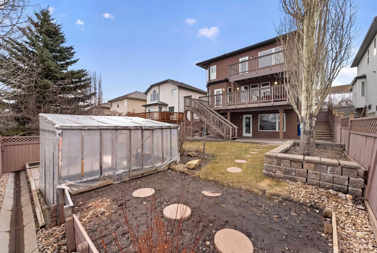 111 Valley Ponds Crescent NW