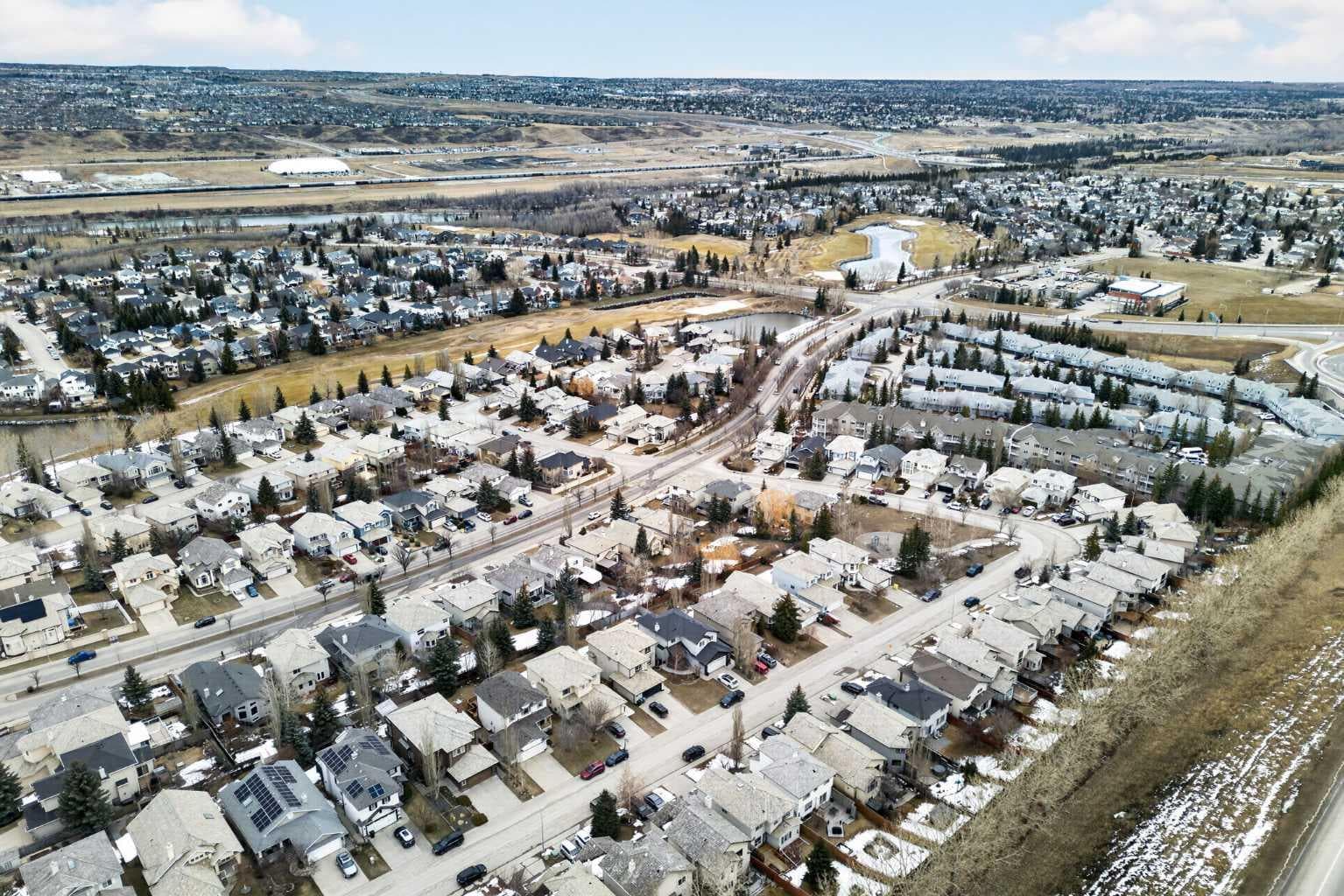 111 Valley Ponds Crescent NW