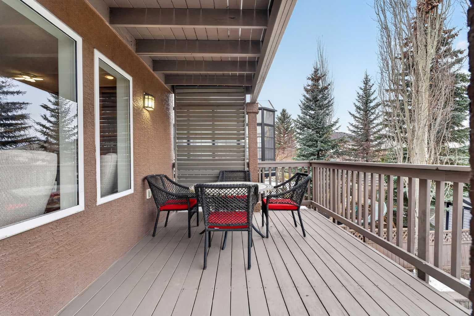 111 Valley Ponds Crescent NW