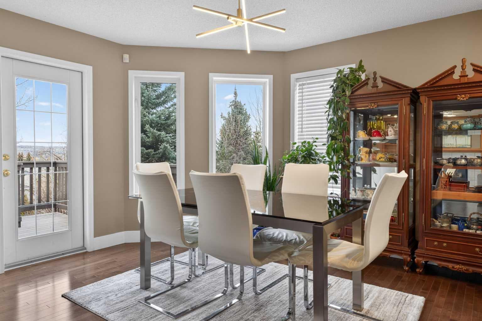 111 Valley Ponds Crescent NW