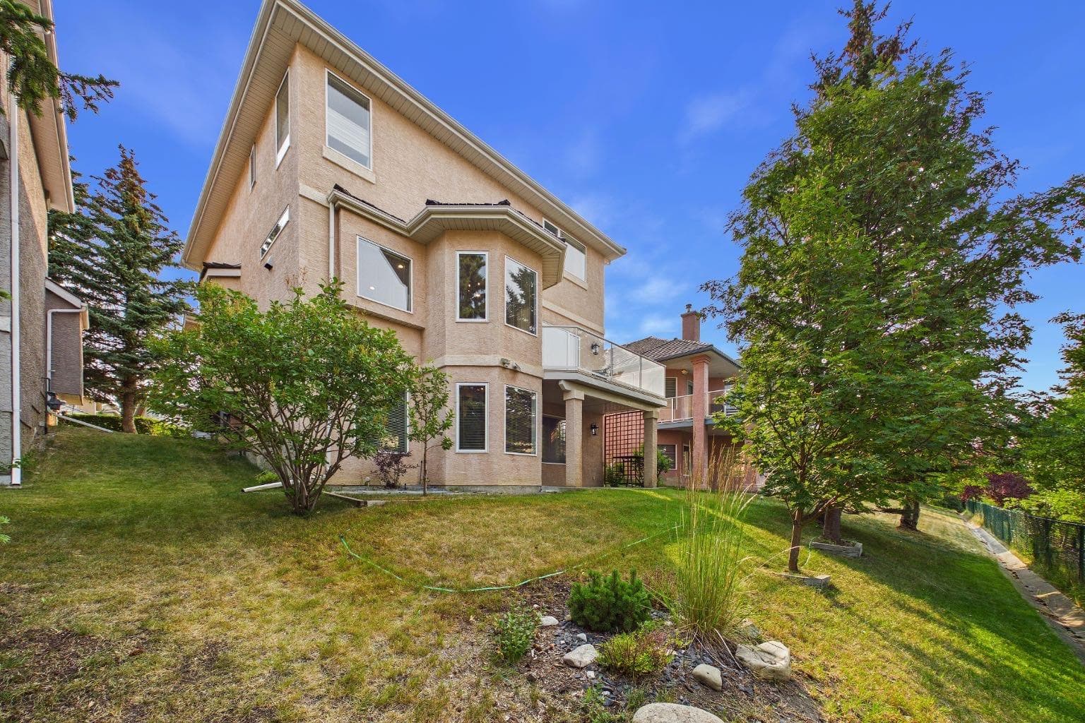 15 Royal Crest Terrace NW