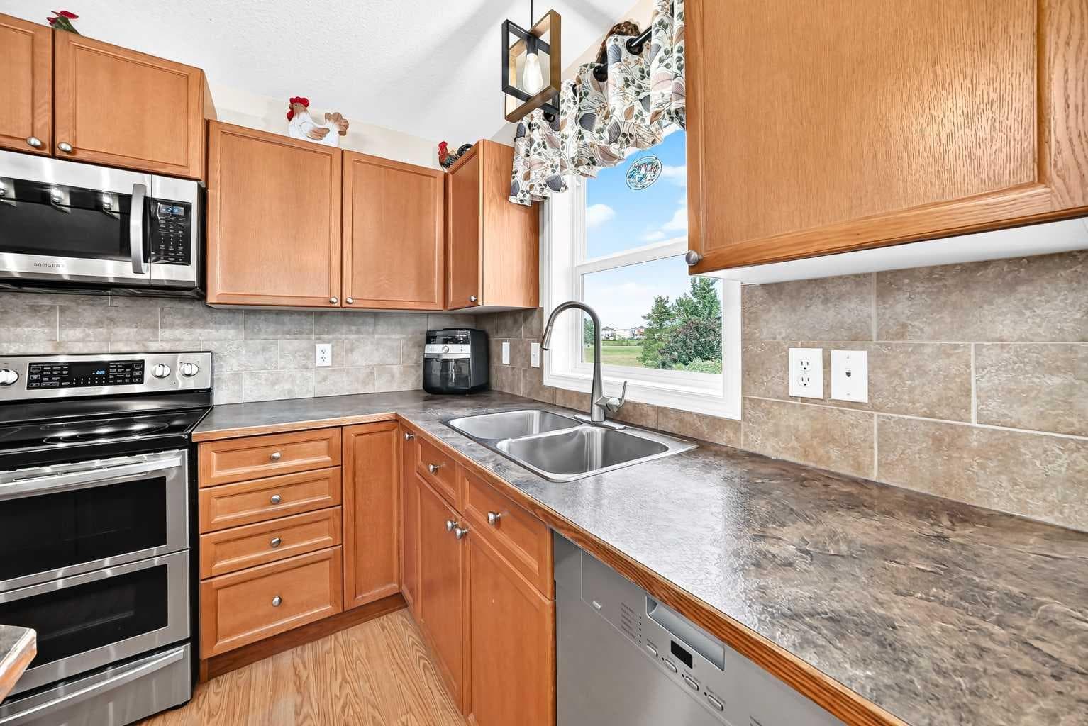 325 Luxstone Green SW