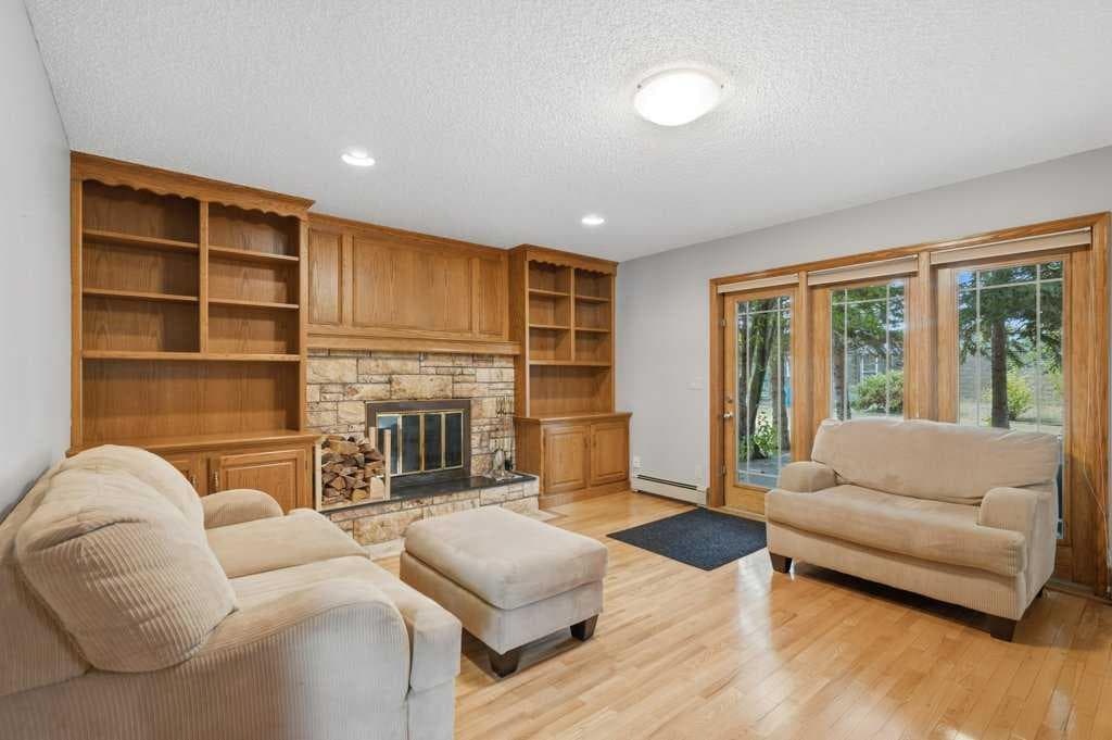 119 Strathbury Bay SW