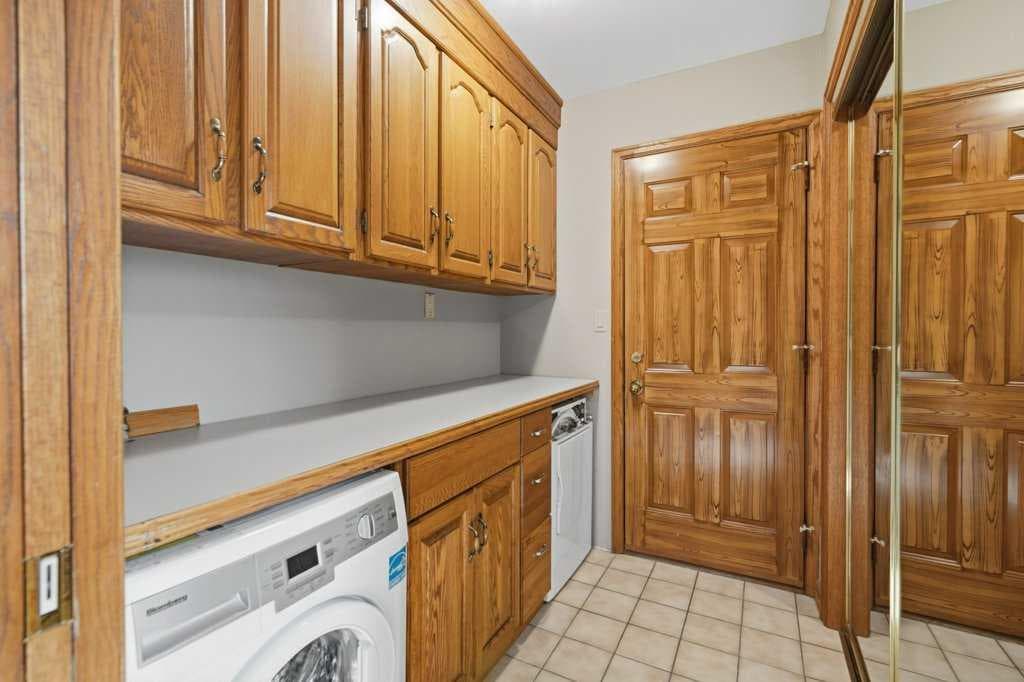 119 Strathbury Bay SW