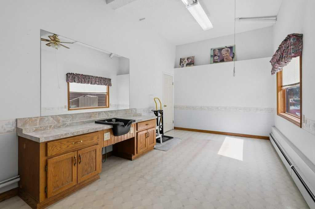 119 Strathbury Bay SW