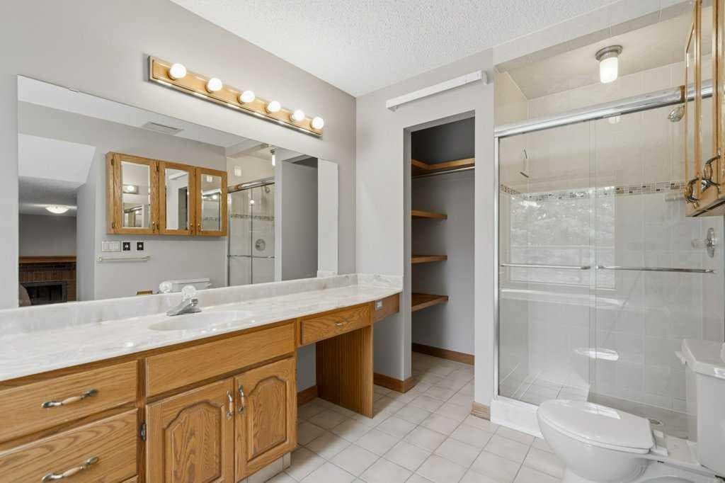 119 Strathbury Bay SW
