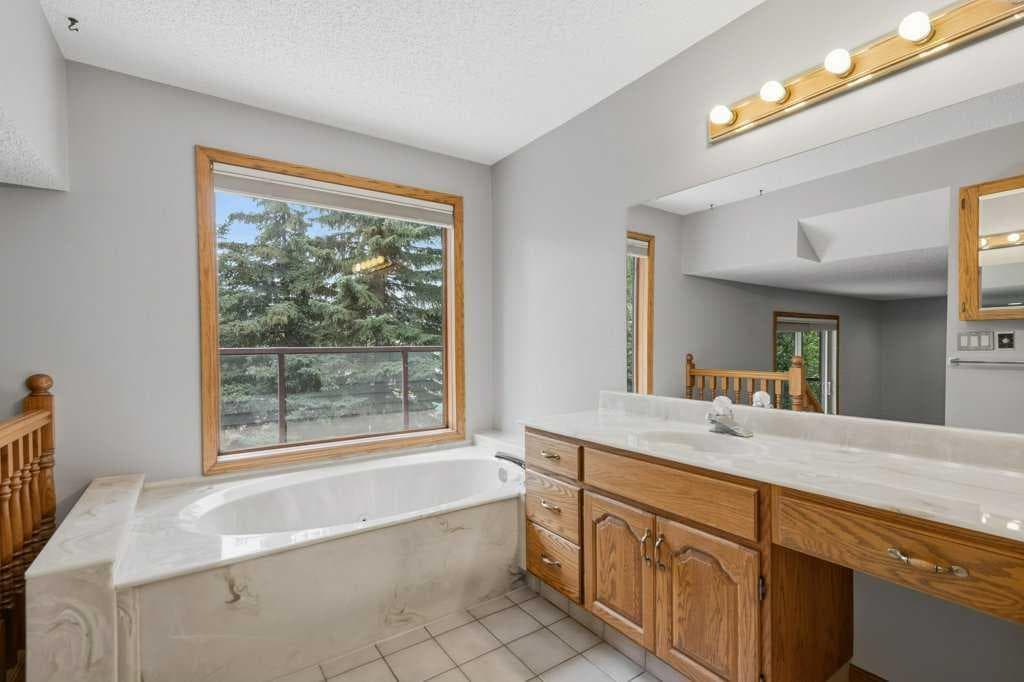 119 Strathbury Bay SW