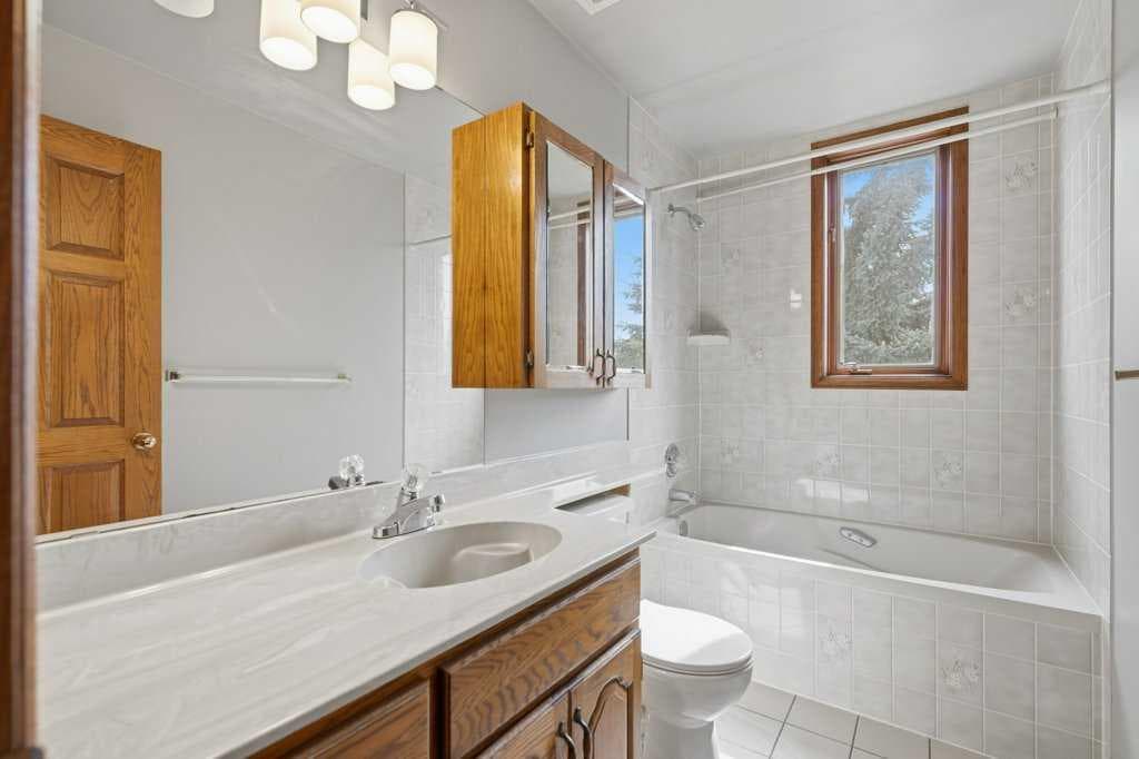 119 Strathbury Bay SW
