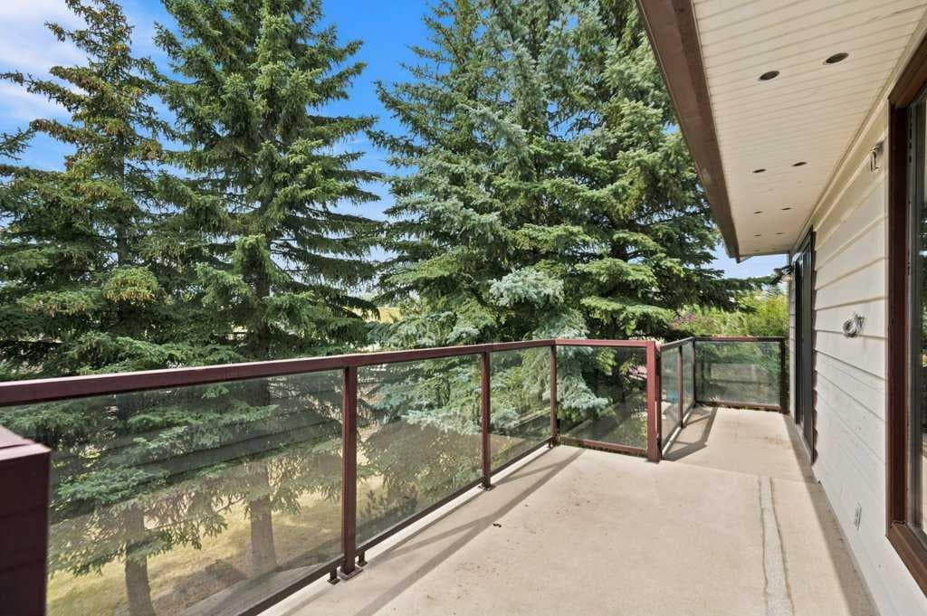 119 Strathbury Bay SW