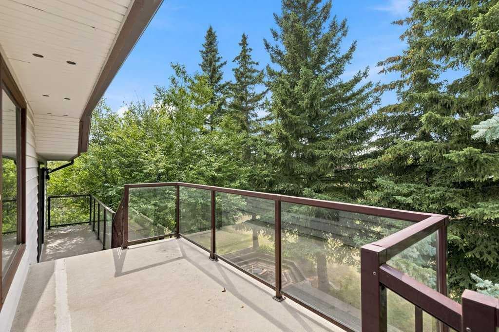 119 Strathbury Bay SW