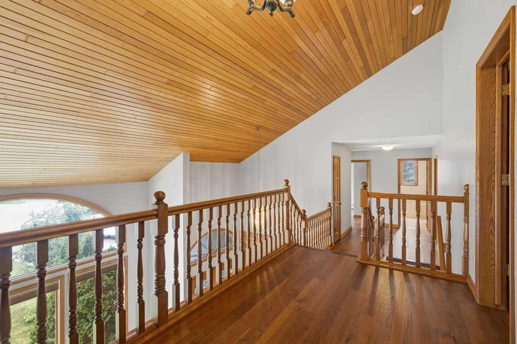 119 Strathbury Bay SW
