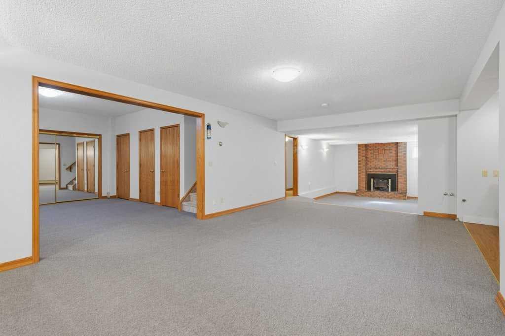 119 Strathbury Bay SW