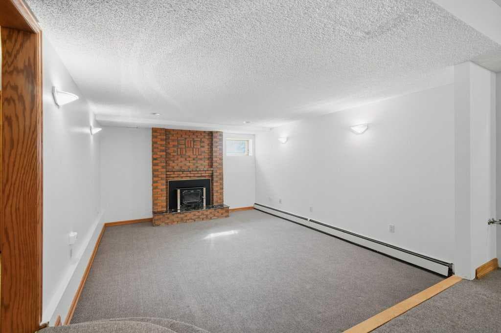 119 Strathbury Bay SW