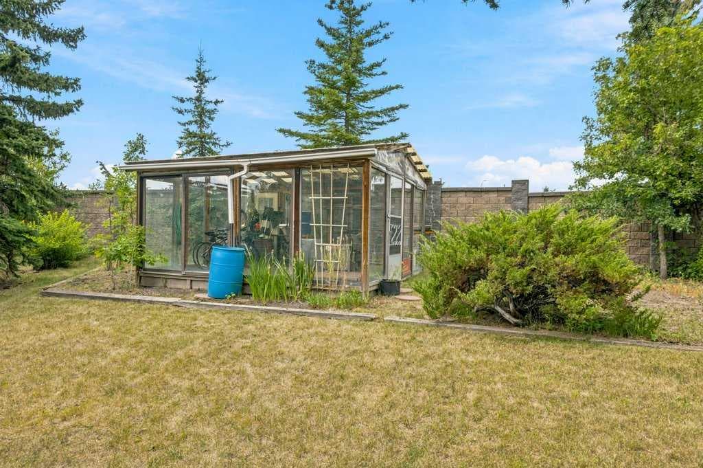 119 Strathbury Bay SW