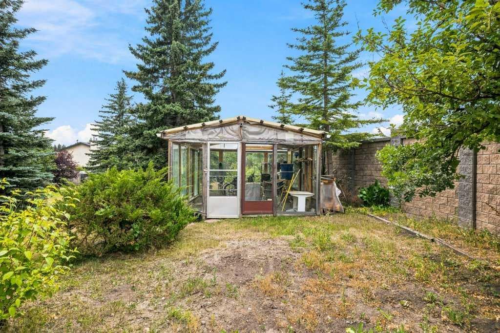 119 Strathbury Bay SW