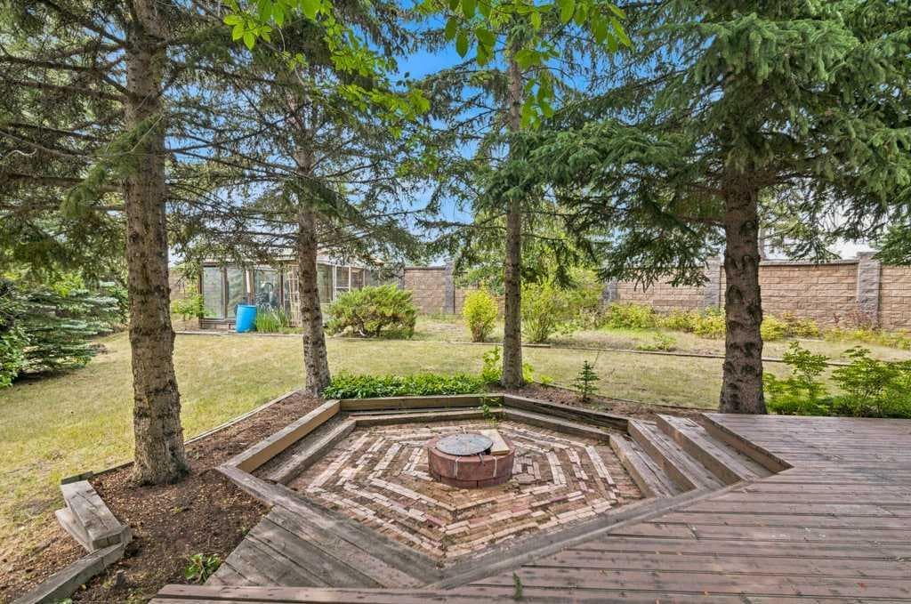 119 Strathbury Bay SW