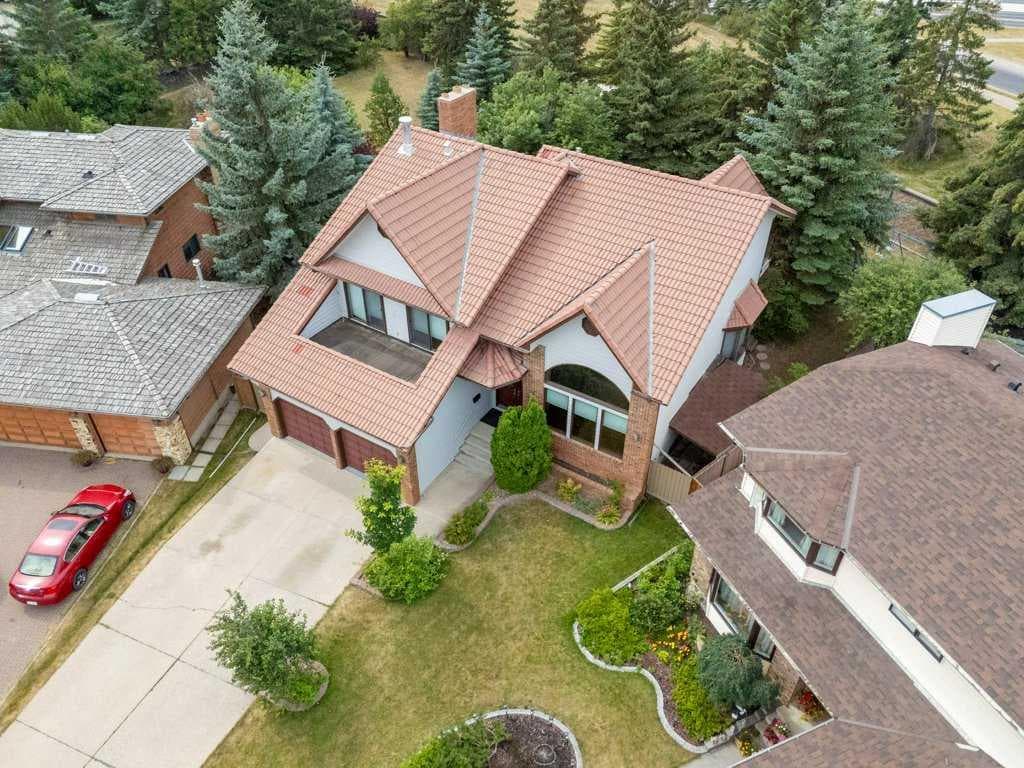 119 Strathbury Bay SW