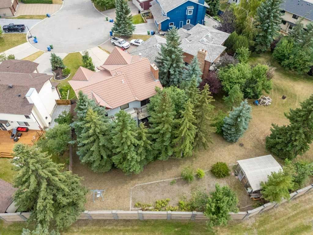 119 Strathbury Bay SW