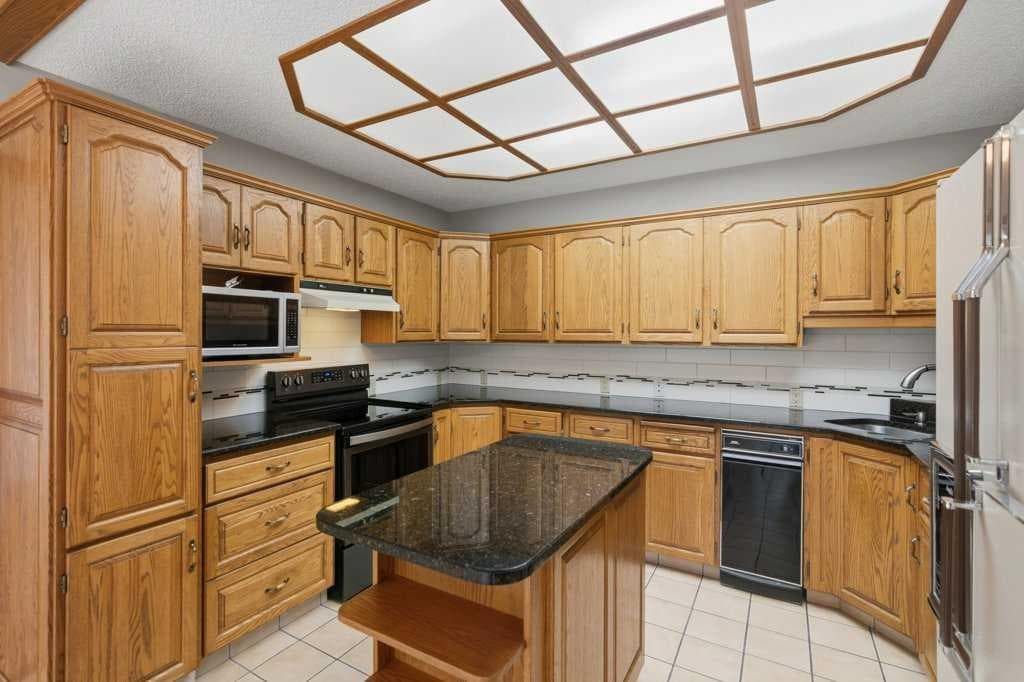 119 Strathbury Bay SW