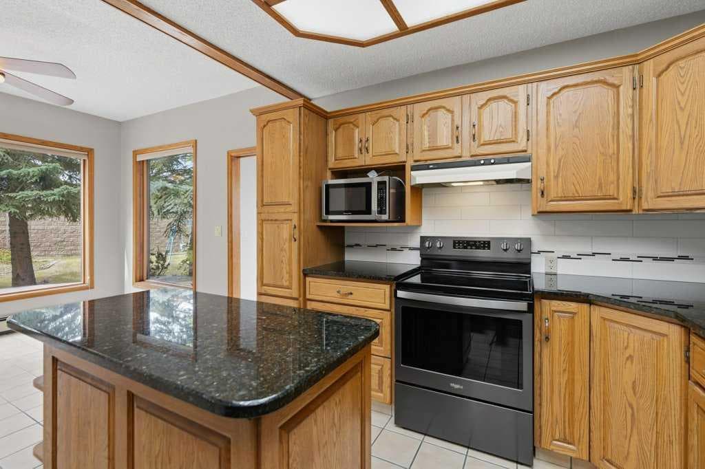 119 Strathbury Bay SW