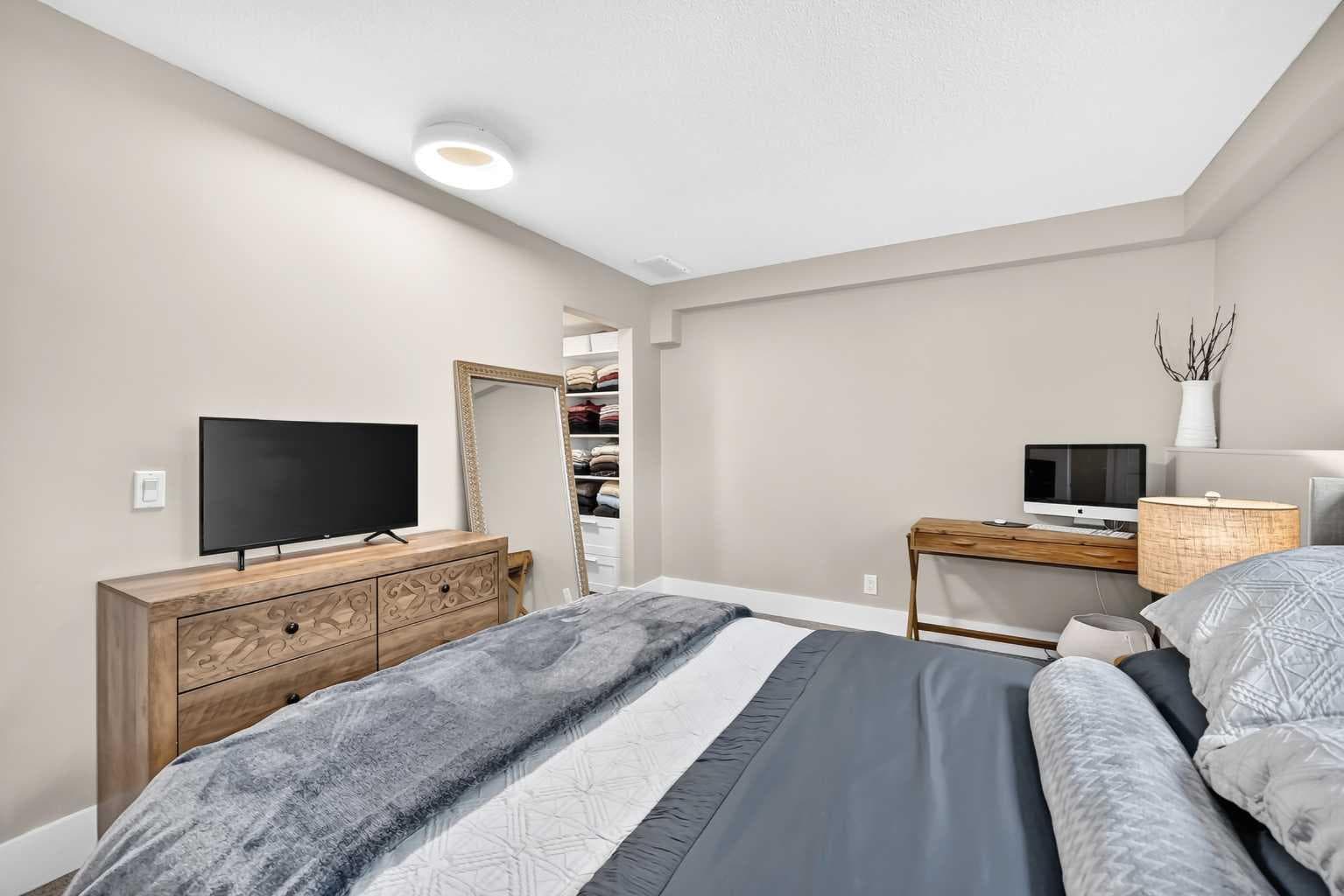 1702, 11010 Bonaventure Drive SE