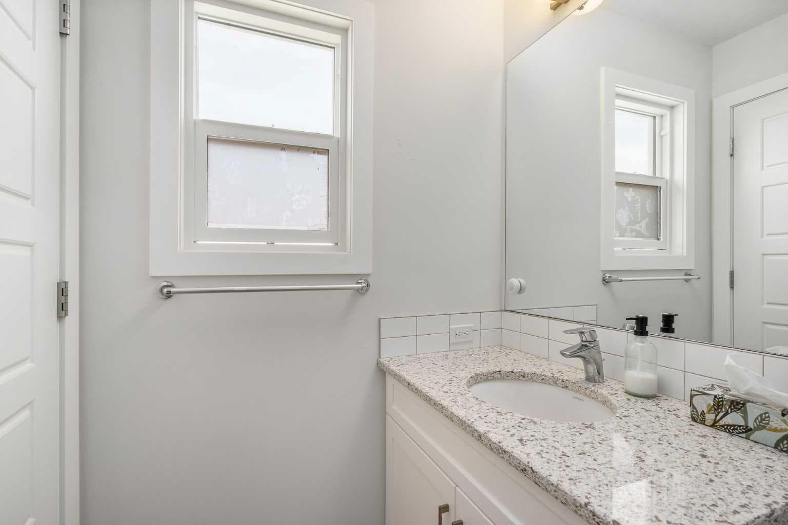 352 Chelsea Passage W