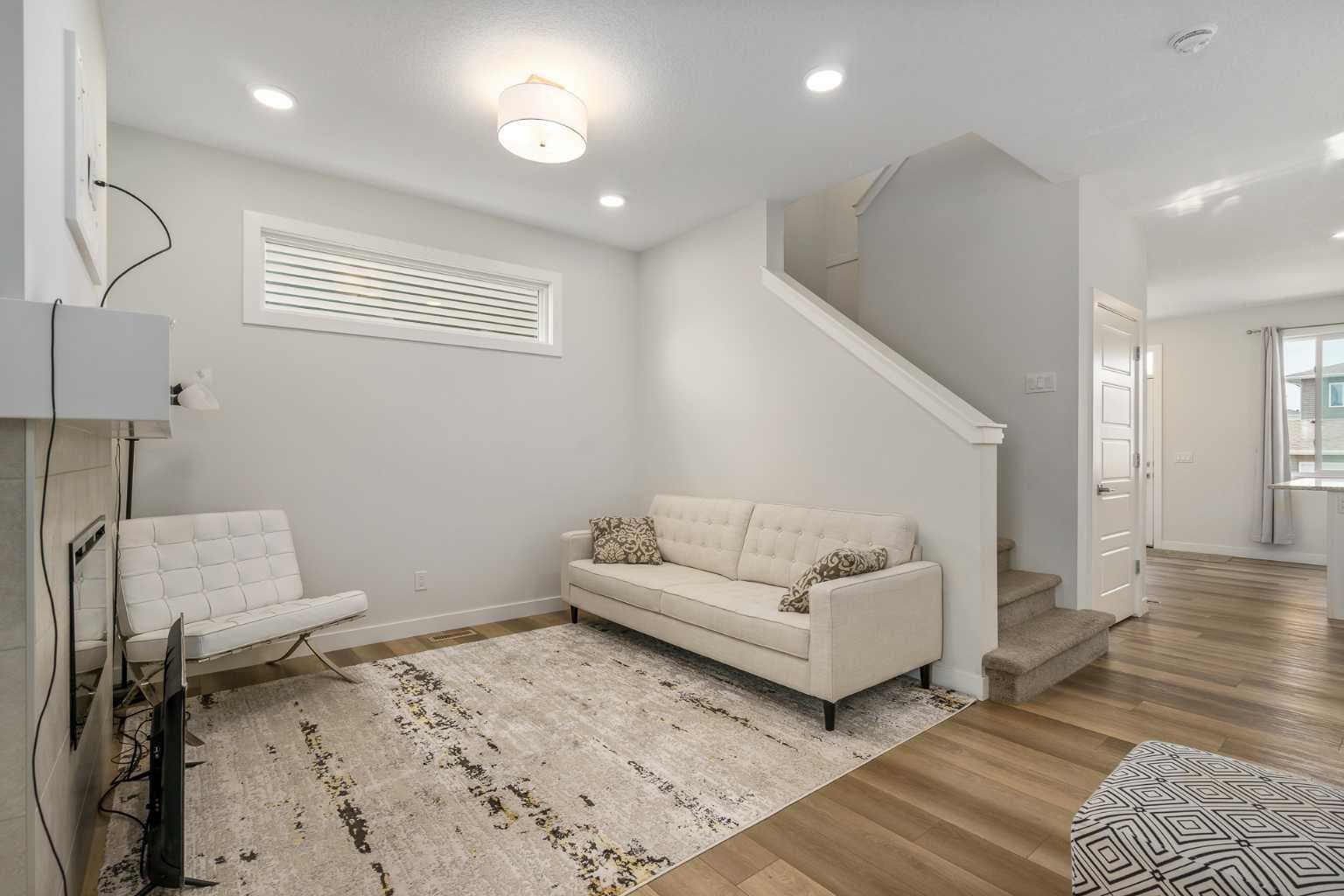 352 Chelsea Passage W