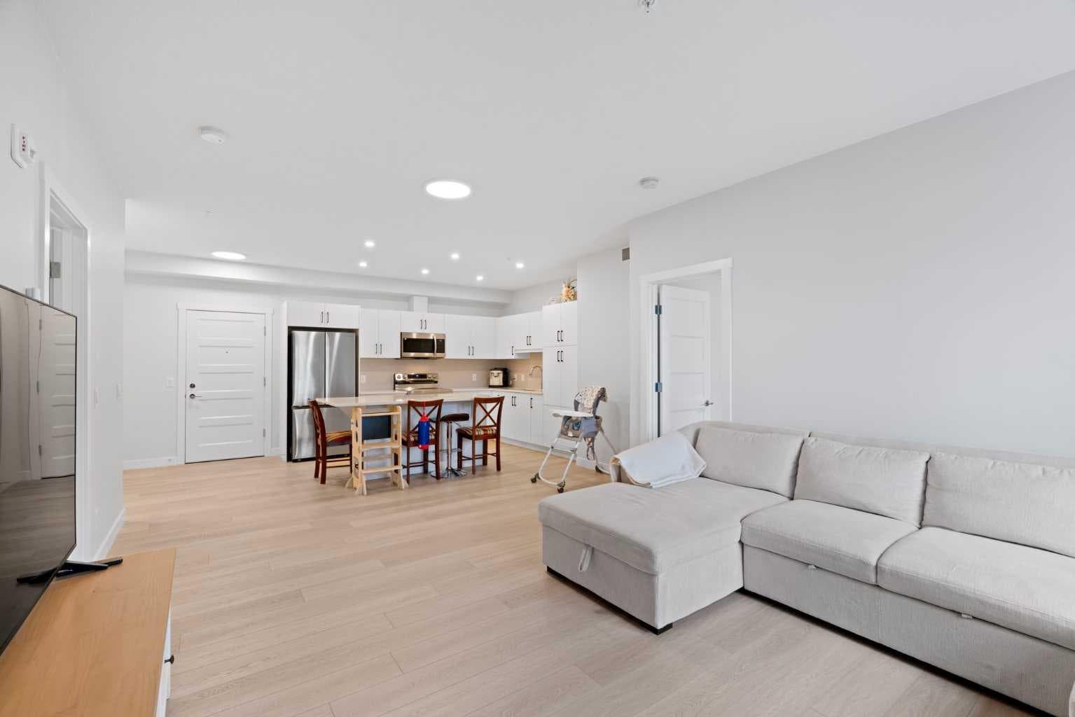 1112, 81 Arbour Lake View NW